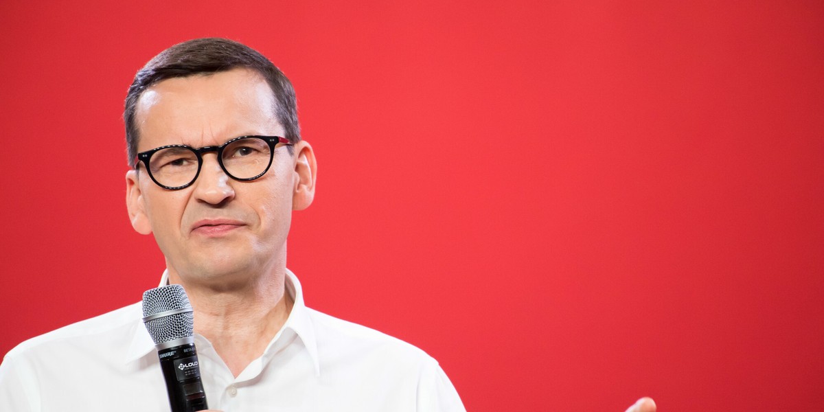 Mateusz Morawiecki zachwalał w piątek wakacje kredytowe, wprowadzone przez jego rząd.