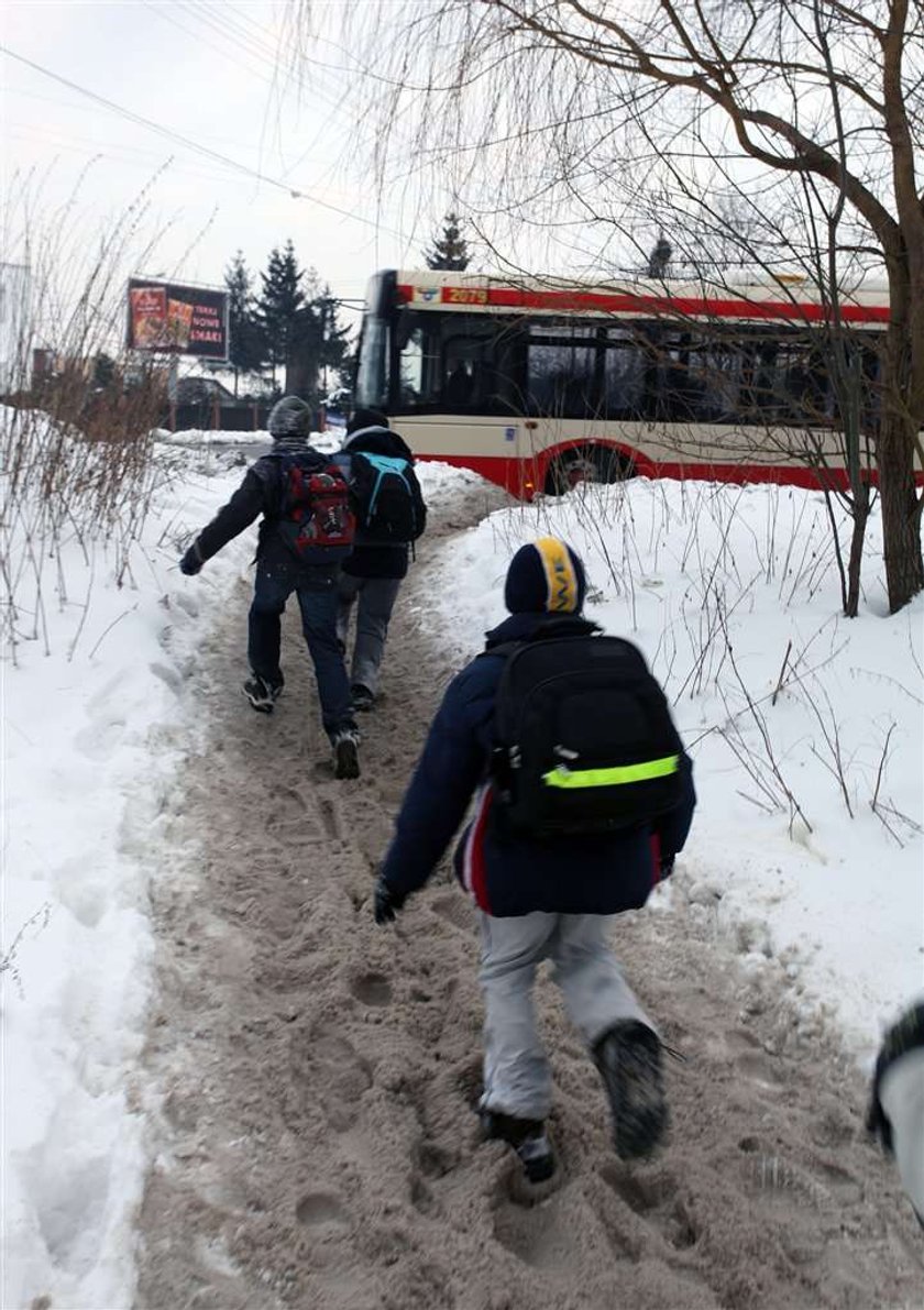 MIESZKANCY OSIEDLA ZAKONICZYN DO PRZYSTANKU AUTOBUSOWEGO MAJA DWA KILOMETRY