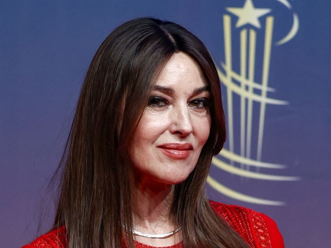 Monika Beluči iznenadila modnim izborom: Izašla iz crne i nosi iluziju "golotinje"