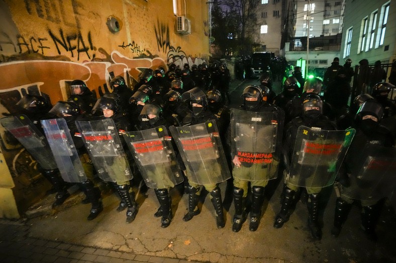 Policja w pobliżu siedziby komisji wyborczej podczas protestów zwolenników serbskiej opozycji w Belgradzie, Serbia, 18 grudnia 2023 r.