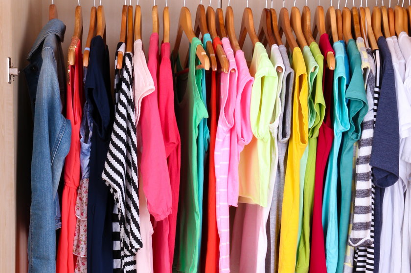 Porządki w szafie z ubraniami. Jak szybko zrobić porządek w szafie?