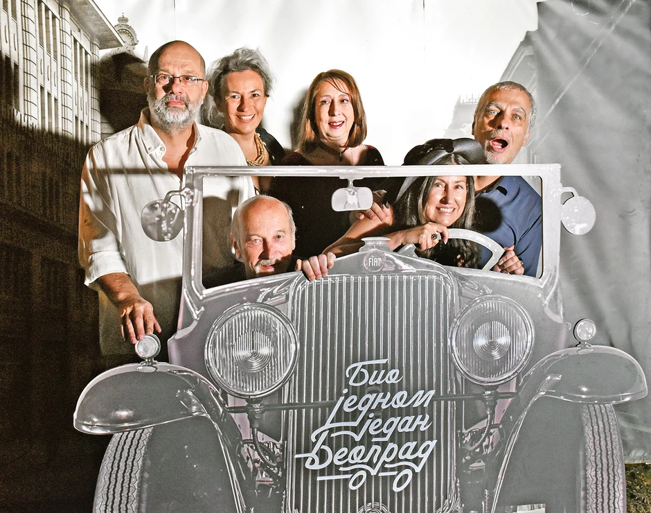 Urednički tim "Bio jednom jedan Beograd" sa kulisom automobila
