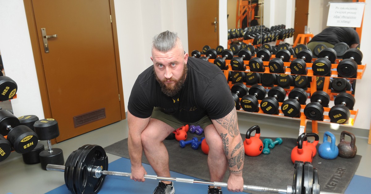 Ten policjant ma w bicepsie 50 cm. Teraz chce zostać najsilniejszym pielęgniarzem w Polsce