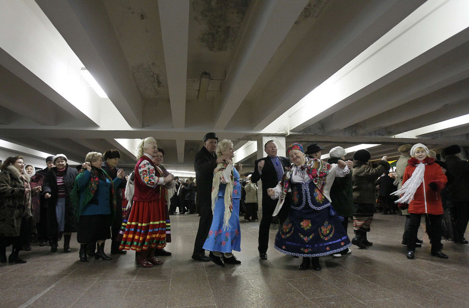 Ukraińscy seniorzy tańczą w metrze