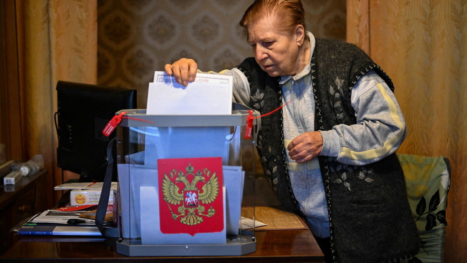 Obwoźna urna do głosowania w domu 83-letniej Walentyny. Moskwa, 9 września 2022 r.