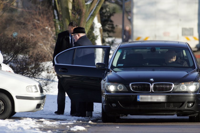 Wałęsa z ortopedycznym butem