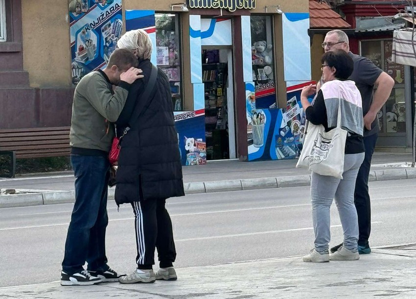 Baka i deka Danke Ilić došli na mesto gde građani odaju počast njihovoj unuci