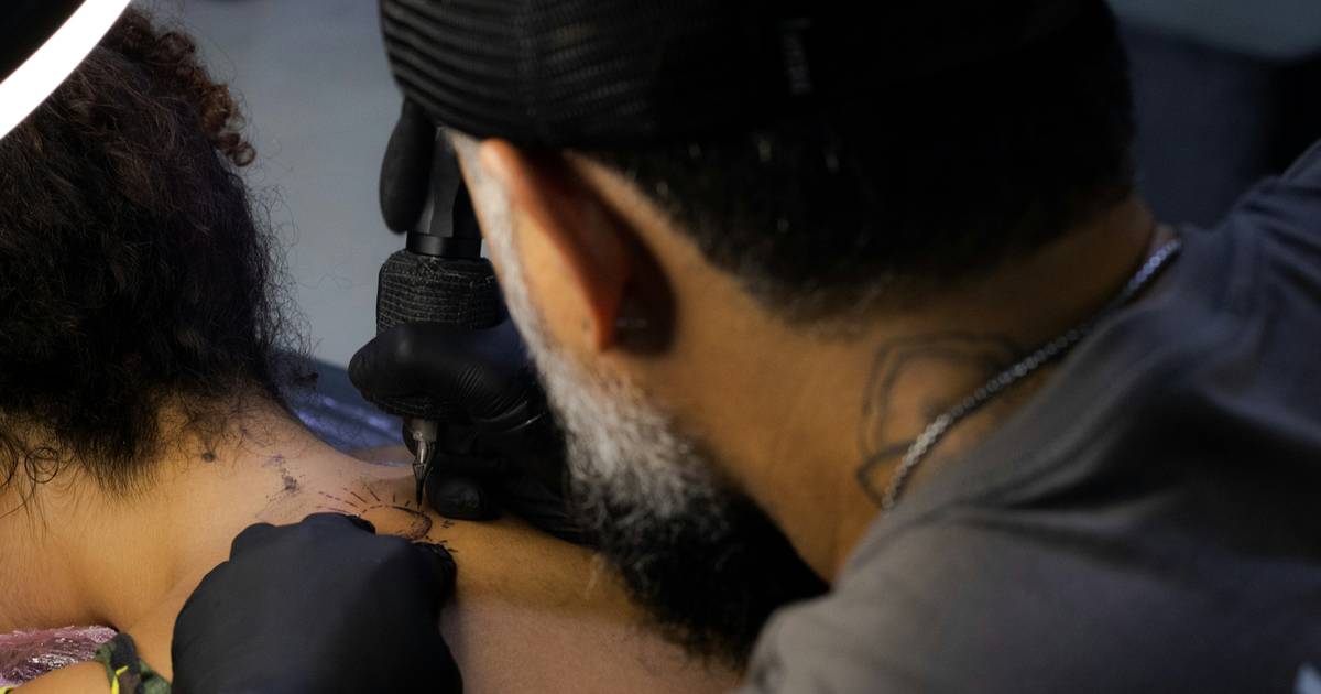 Żałują zrobionych tatuaży. "Szpecą mnie, a nie zdobią"