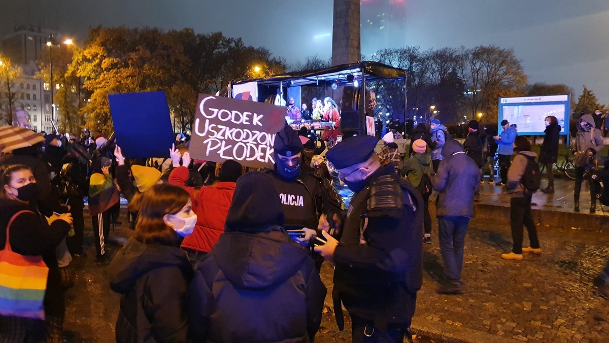 Strajk kobiet. Protesty w Warszawie. Zatrzymano dwie osoby