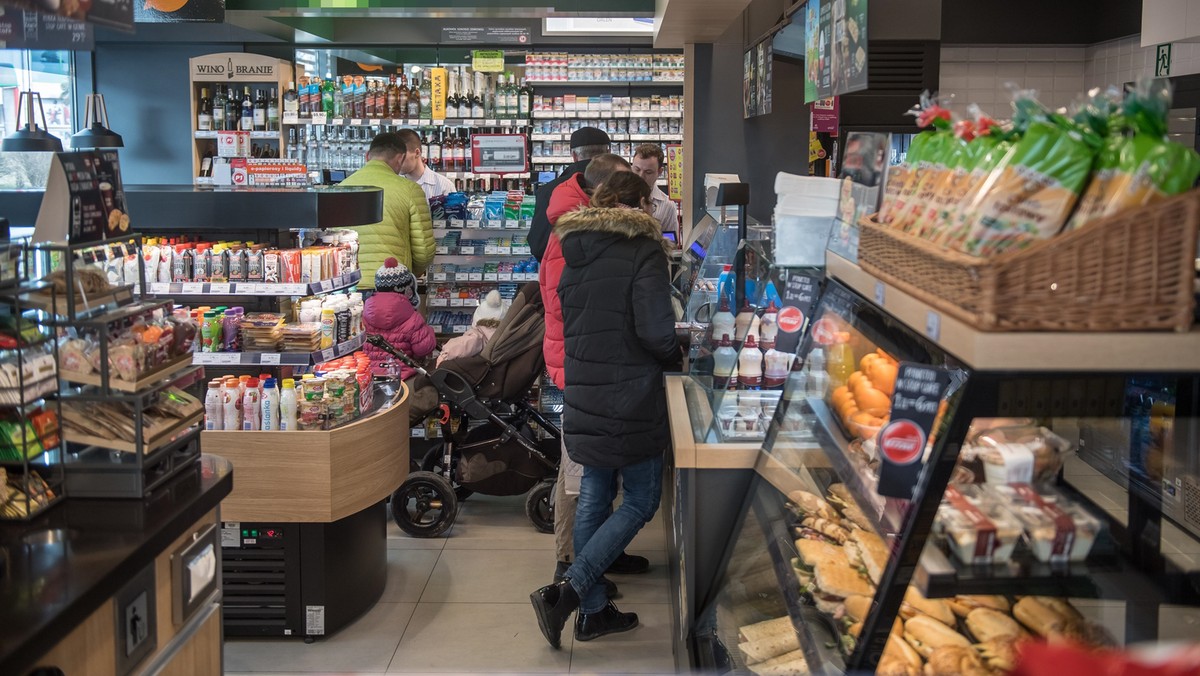 Zakaz sprzedaży alkoholu na stacjach paliw? "Czasem flaszkę kupuje co trzeci klient"