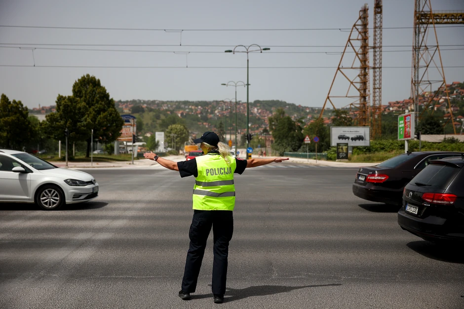 Policajka u Sarajevu reguliše saobraćaj tokom nestanka struje i prestanka rada semafora