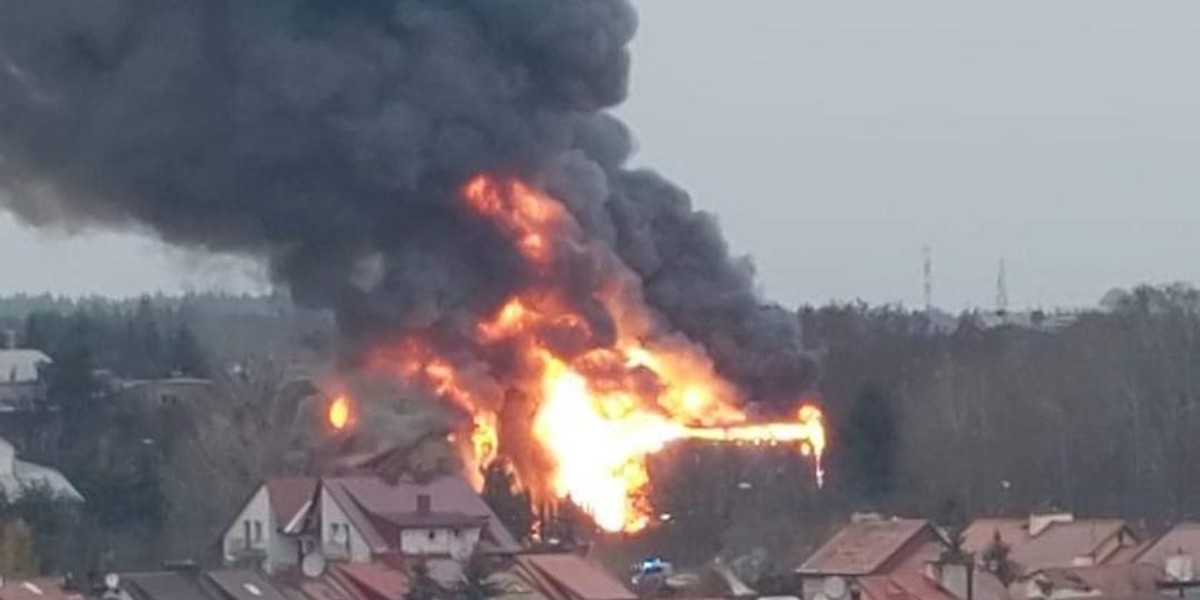  Wielki pożar białostockiej hali sportowej i znajdującego się obok domu. 