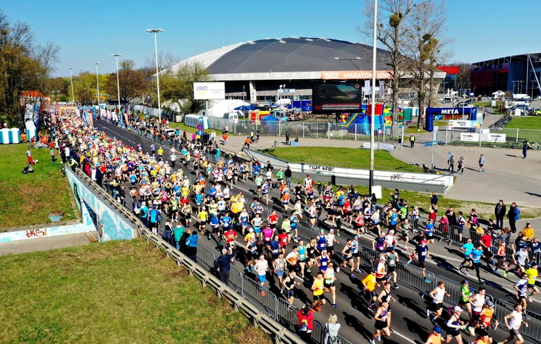 Atlas Arena w tle trasy łódzkiego maratonu