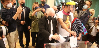 Jarosław Kaczyński oddał głos. Ale co się działo w lokalu wyborczym?!
