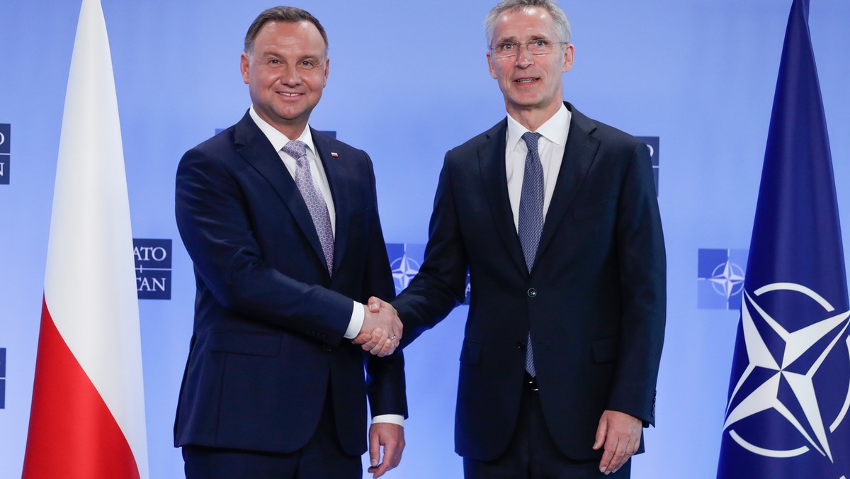 <strong>Prezydent Andrzej Duda przekazał w kwaterze głównej NATO informacje ws. rozmów z Amerykanami o możliwości wzmocnienia obecności militarnej USA w Polsce. Sekretarz generalny NATO Jens Stoltenberg podkreślał, że obecność wojsk Sojuszu i USA jest powiązana.</strong>