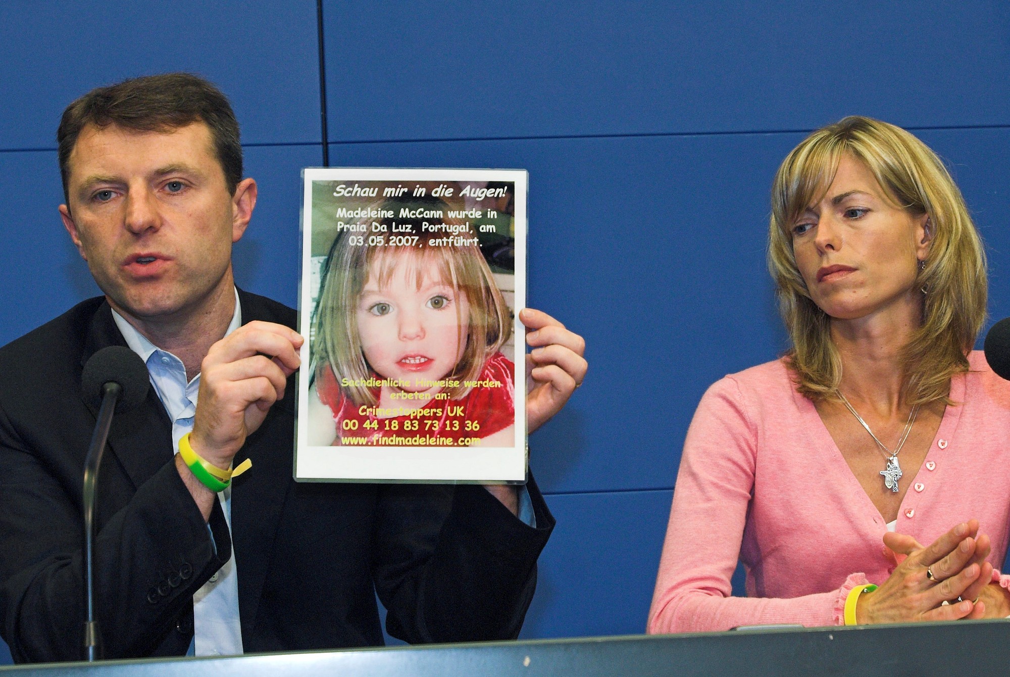 Gerry (vľavo) a Kate McCannovci, rodičia štvorročnej Madeleine McCannovej, ukazujú fotografiu svojej dcéry počas tlačovej konferencie v Berlíne v roku 2007.