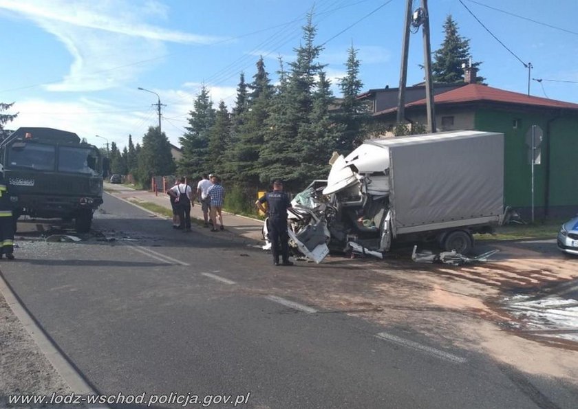 Groza w Koluszkach. Auto uderzyło w wojskową ciężarówkę