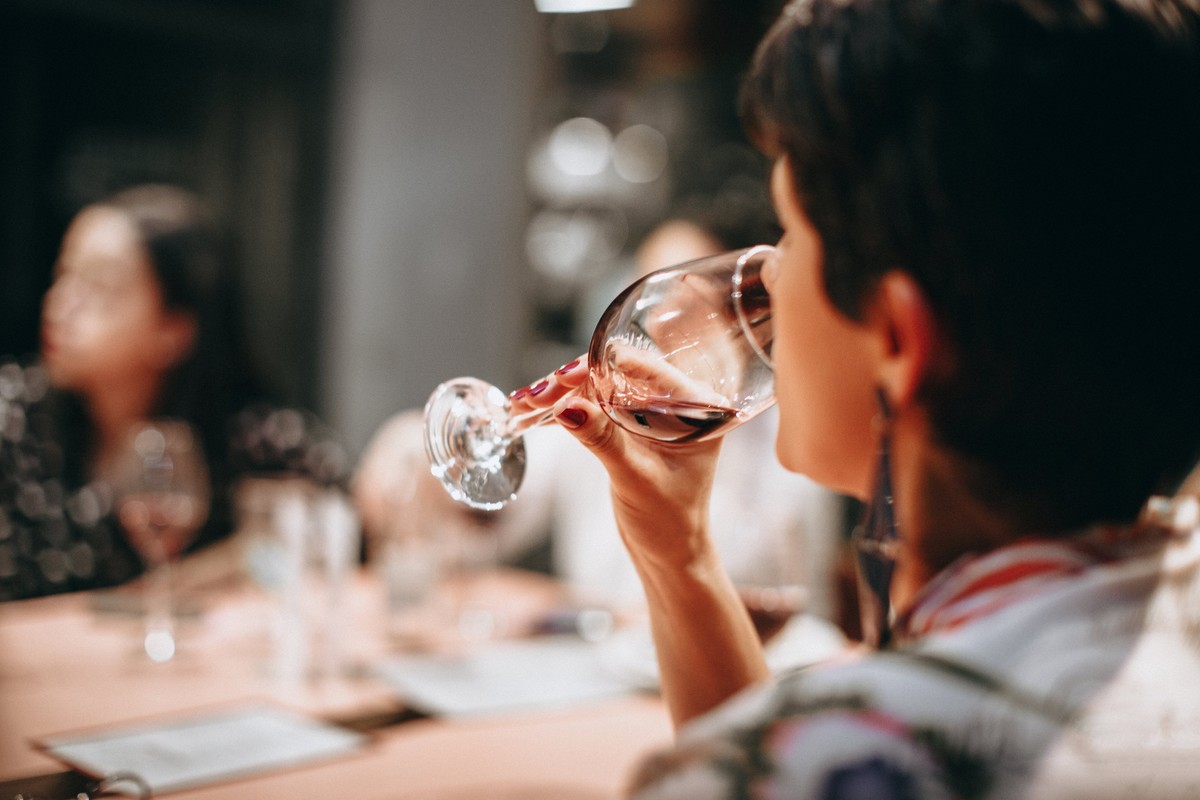 Czy jesteś "alkoholikiem na granicy"? Lekarz wymienia sześć sygnałów
