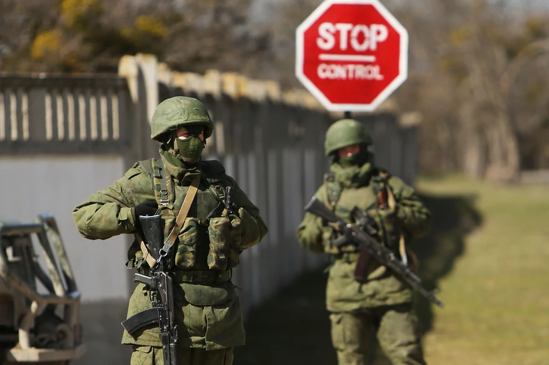 Tzw. zielone ludziki, czyli rosyjscy żołnierze w mundurach bez oznaczeń, podczas inwazji na Krym, okolice Symferopolu, 2014 r. 