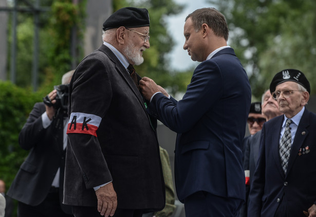 Prezydent odznaczył Henryka Skalskiego podczas uroczystości w Parku Wolności przy Muzeum Powstania Warszawskiego w Warszawie.