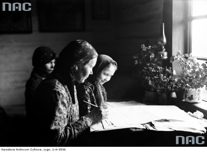 Nauka przy oknie, zanim zapadnie zmrok