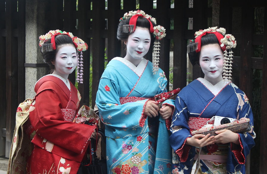 Gejsze występują wyłącznie w Japonii. To kobiety o umiejętnościach artystycznych, bawiące gości rozmową, tańcem, śpiewem i grą na instrumentach