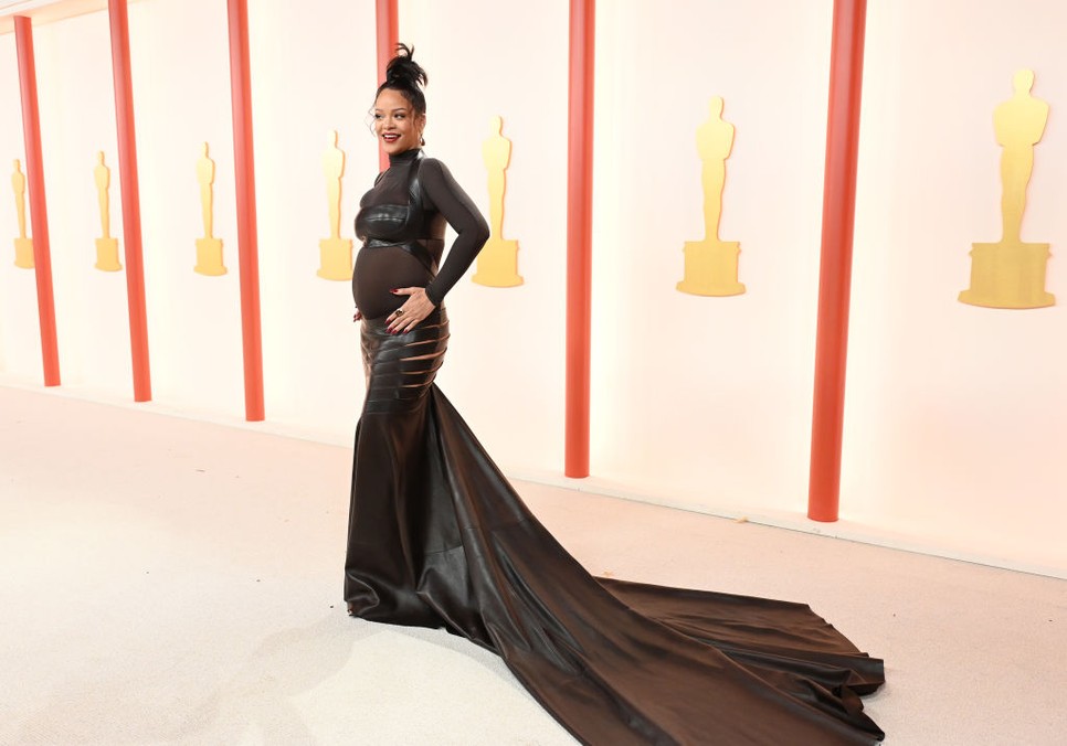 Nem szokványos, de annál izgalmasabb Rihanna ruhája az Oscar gálán