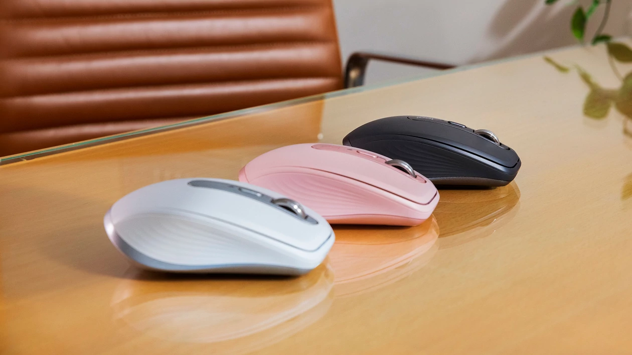 Logitech MX Anywhere 3S to kompaktowa mysz komputerowa, która jest dostępna w trzech kolorach (tj. grafitowy, jasnoszary i różowy)