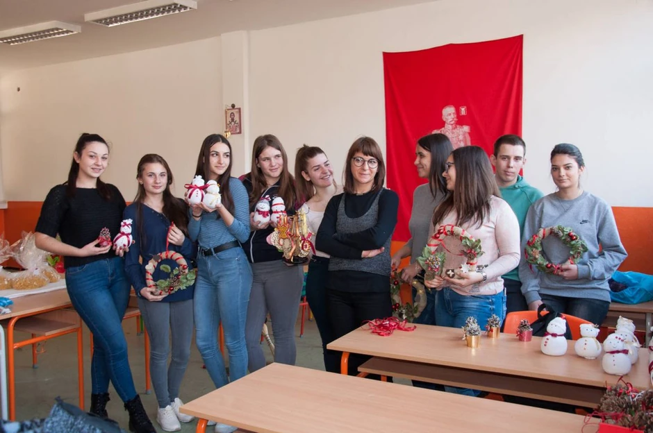 Profesorka likovne kulture Tamara Đorđević sa đacima. Priprema suvenira i ukrasa je u toku.