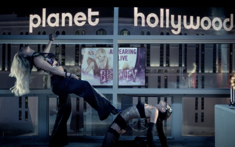 Kadry z klipu 'Work B**ch!'