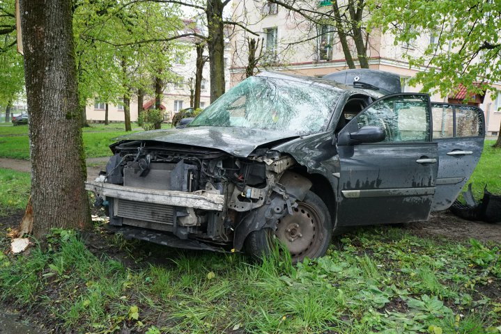 Kobieta roztrzaskała renault na ul. Zientary-Malewskiej w Olsztynie [ZDJĘCIA]