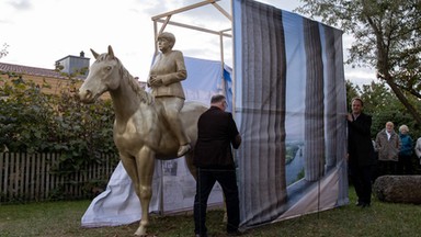 W Niemczech stanął pomnik Angeli Merkel na koniu [ZDJĘCIA]