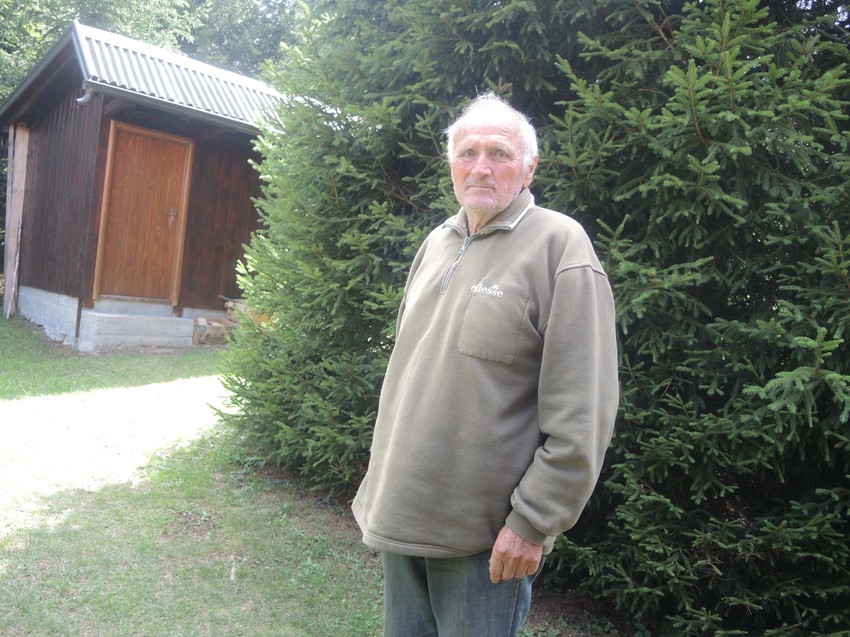 "Godina imam dosta, ali kao da je bilo juče": Stari stolar leta provodi u Račanskoj Šljivovici