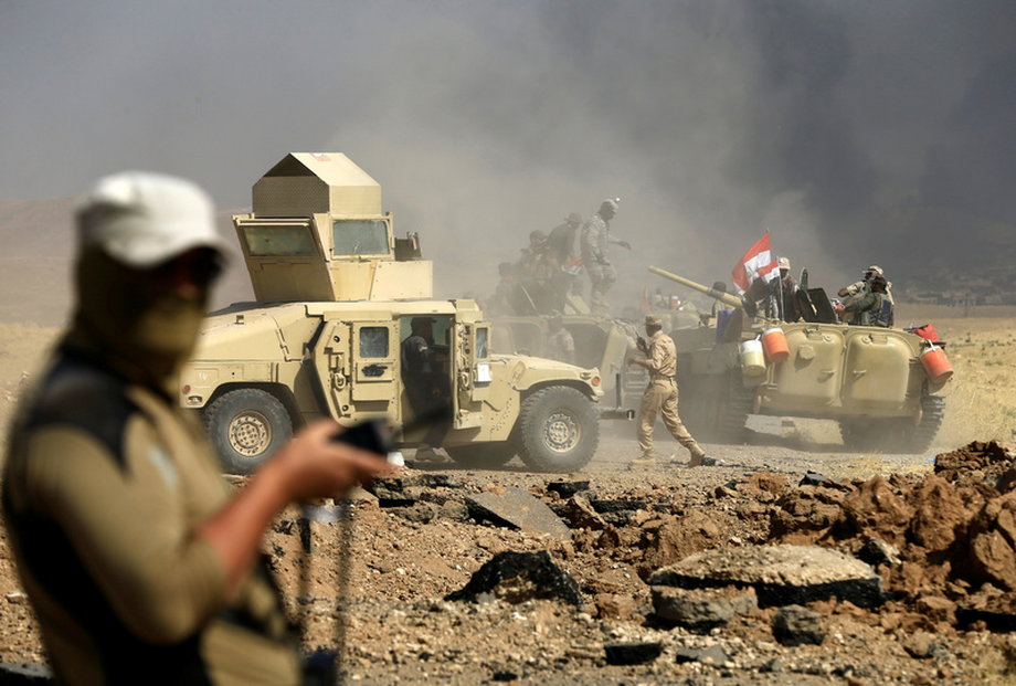 Iraqi soldiers during fighting between the Iraqi army and Shi'ite Popular Mobilization Forces against ISIS militants in al-Ayadiya, northwest of Tal Afar, Iraq, August 28, 2017.