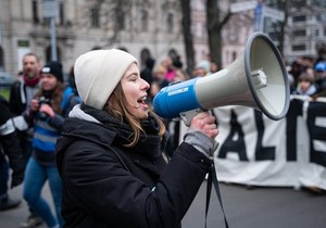 Mladi na protestu - ilustracija