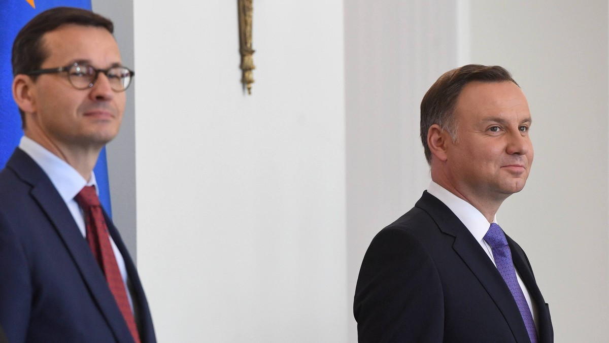 Prezydent Andrzej Duda cieszy się największym, 68-proc. zaufaniem Polaków - wynika z sondażu CBOS. Premier Mateusz Morawiecki ma 59 proc. zaufania, a Paweł Kukiz - 50 proc. Liderami rankingu nieufności są: szef PO Grzegorz Schetyna i lider PiS Jarosław Kaczyński - nie ufa im po 44 proc. badanych.