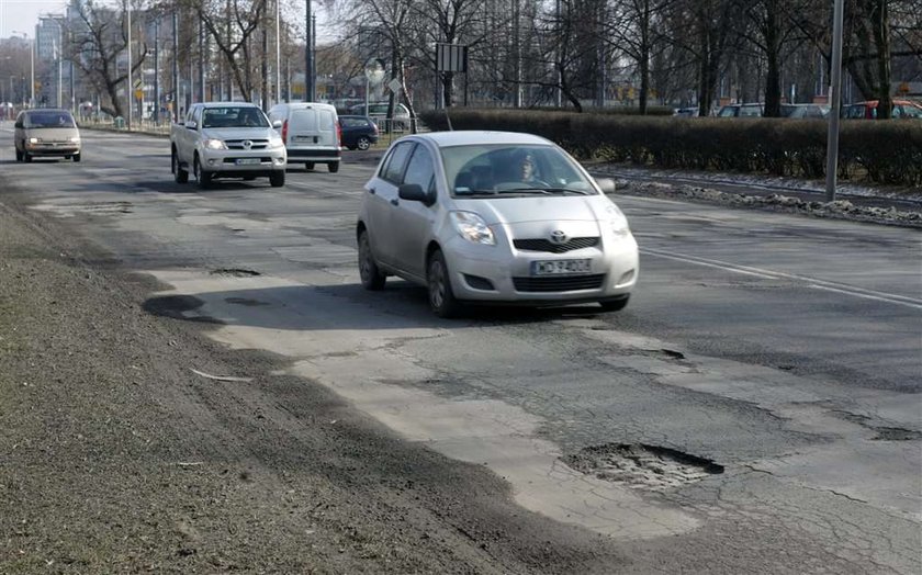 Jest tyle dziur, bo nie wywozili śniegu