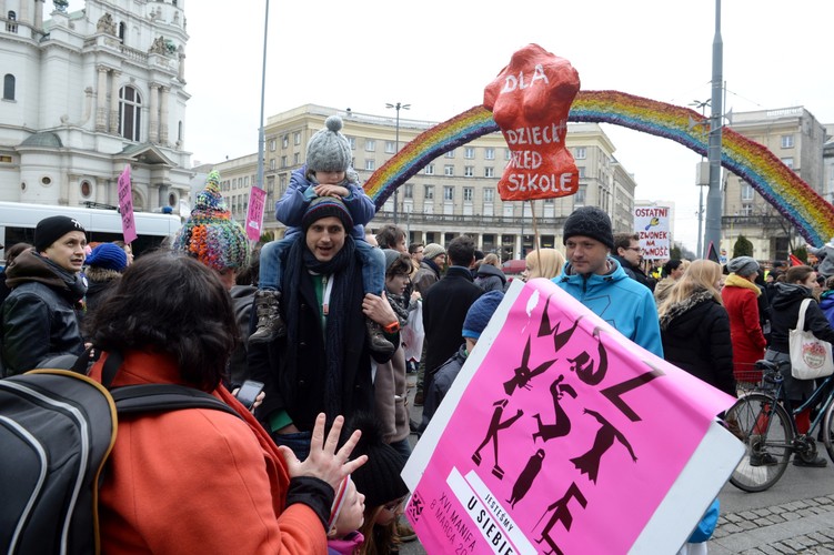 MANIFA W WARSZAWIE pod hasłem 'Wszystkie jesteśmy u siebie'