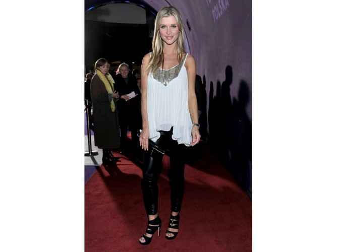 Najdrożej ubrane polskie gwiazdy - Joanna Krupa ewentualne 'braki' w cenie kreacji rekompensuje wartością pierścionka zaręczynowego, wycenionego na, bagatela, 4,5 miliiona złotych