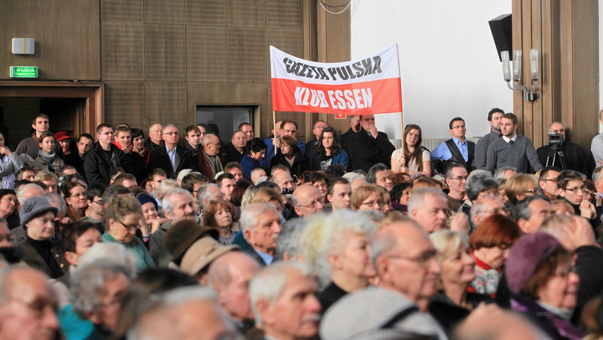 Przyjeżdża ważny redaktor z Warszawy i tłumaczy, że w Smoleńsku był zamach. Inny przekonuje, że ojczyźnie grozi kolejny rozbiór, a władze tłamszą wolność słowa. Gęsta sieć Klubów "Gazety Polskiej" oplata prowincjonalną Polskę.