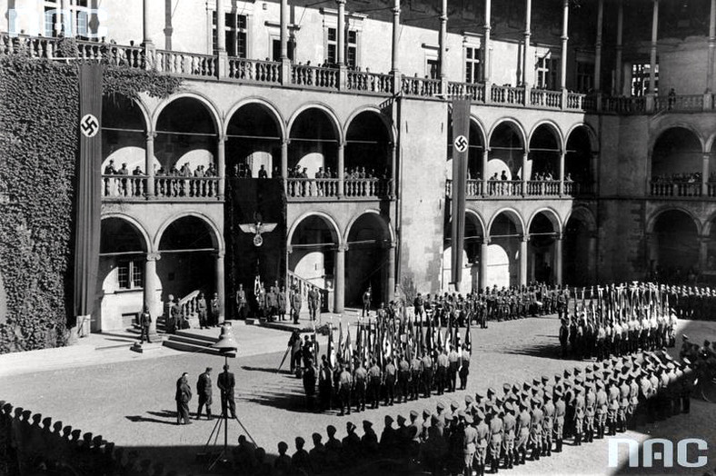 Uroczystości z okazji "Dnia NSDAP" na dziedzińcu Zamku Królewskiego w Krakowie