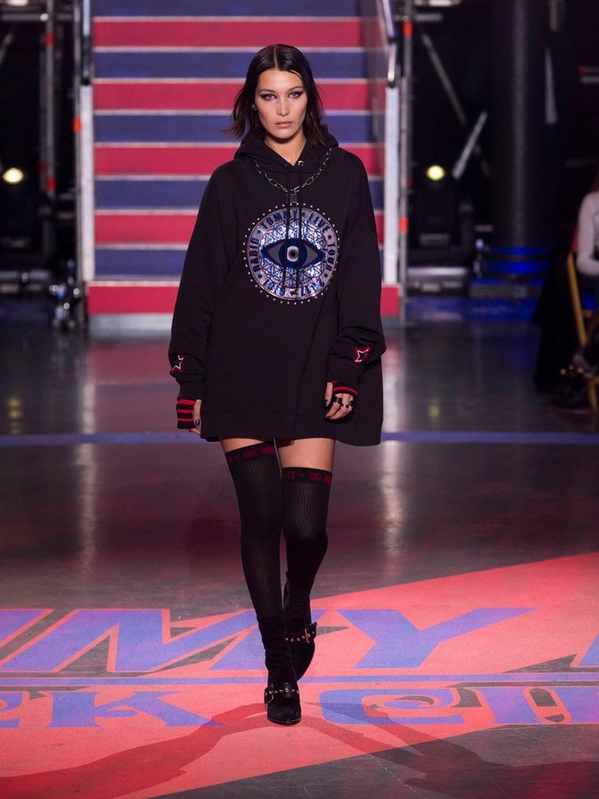 Bela Hadid u modelu Tomija Hilfigera