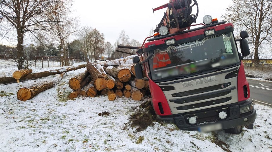 Na DK51 kierowca ciężarówki stracił panowanie nad pojazdem. Do rowu wysypały się bale drewna