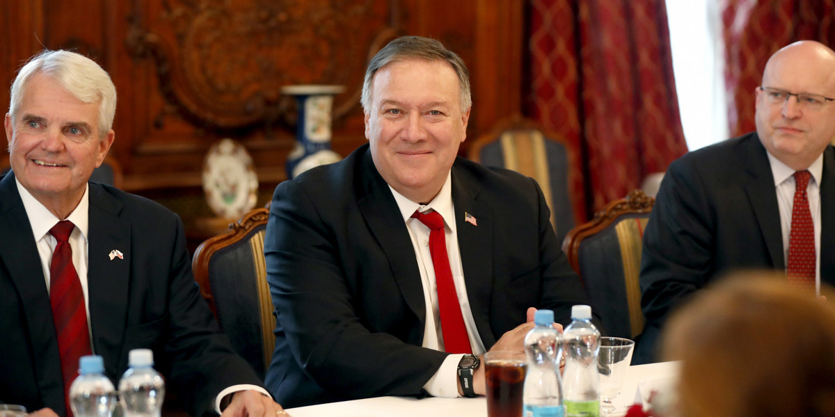 Amerykański sekretarz stanu Mike Pompeo i jego współpracownicy w czasie rozmów w Pradze, 12 sierpnia 2020. 