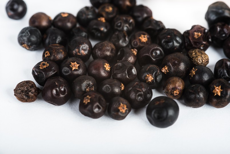 Wooden,Scoop,With,Dried,Juniper,Berries