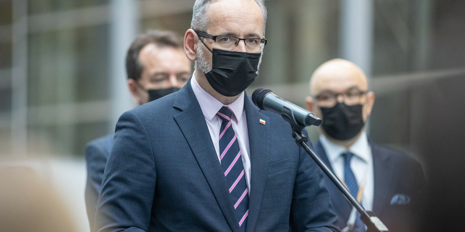 Minister zdrowia Adam Niedzielski zagroził w środę dodatkowymi obostrzeniami, jeśli liczba zakażeń nie zacznie w najbliższym czasie wyhamowywać.