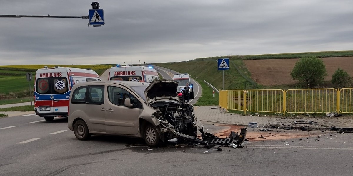 Dramat na obwodnicy Ćmielowa. Tam były dzieci.