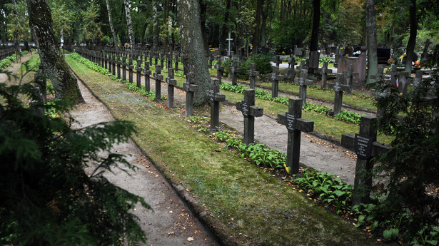 Groby żołnierzy na Cmentarzu Wojskowym na Powązkach w Warszawie