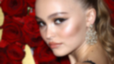 Lily-Rose Depp kusi na gali w Nowym Jorku