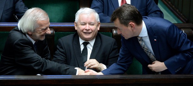 Ryszard Terlecki i Mariusz Błaszczak. W centrum prezes PiS Jarosław Kaczyński. PAP/Jacek Turczyk